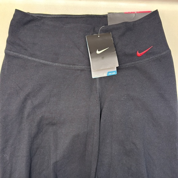 Nike Women’s Capri Yoga Pants - Picture 3 of 7
